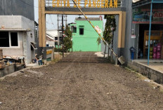 Tak Kunjung Diperbaiki, Warga Griya De Pangeran Banyuasin Patungan Benahi Jalan 150 Meter
