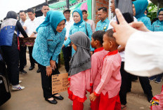 Bagikan Sembako, Feby Deru Berbagi Kebahagiaan dengan Warga Talang Kepuh