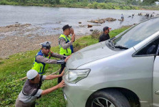 Mobil Wisatawan di OKU Nyaris Terjun ke Sungai