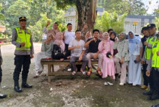 Mobil Wisatawan di OKU Nyaris Terjun ke Sungai