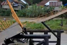 Jembatan Lubuk Rukam–Muara Kumbang Ambruk 