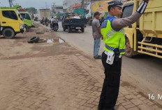 PATAKA Satlantas Polres Banyuasin Urai Kepadatan Lalu Lintas di SPBU Sukajadi