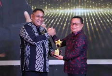 Menag Terima Penghargaan Golden Leader sebagai Penggerak Ekonomi Nasional Berbasis Pesantren 
