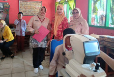 Dinas Sosial Banyuasin Bersama DWP Gelar Bakti Sosial Pemeriksaan Mata Gratis di Sekolah