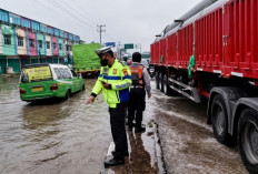 Hujan Lebat Rendam Sejumlah Ruas Jalan di Banyuasin, Arus Lalu Lintas Tersendat