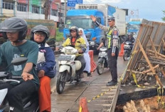 PATAKA Satlantas Polres Banyuasin Amankan Perbaikan Jalan Amblas di Jalintim KM 13