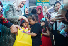 Ketua TP PKK Sumsel Bagikan Makanan Tambahan Bergizi di Posyandu