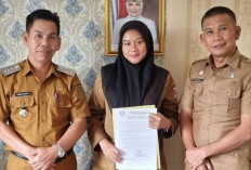 Camat Sembawa Serahkan Surat Pelaksana Tugas Sementara Desa Persiapan Sembawa Mulya