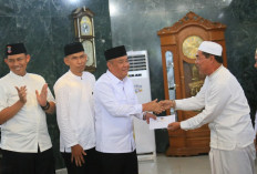 Wagub Sumsel H. Cik Ujang Salat Jumat di Masjid Agung Darusalam Musi Rawas