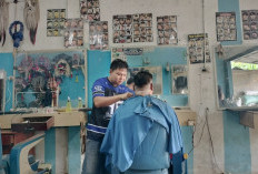Tak Hanya Cuci Mobil, Pangkas Rambut di Pangkalan Balai Ikut Kebanjiran Pelanggan Jelang Idul Fitri 