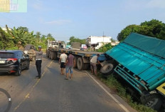 Truk Terperosok di Jalintim KM 37 Banyuasin, Arus Lalu Lintas Sempat Macet Total Saat Evakuasi Berlangsung